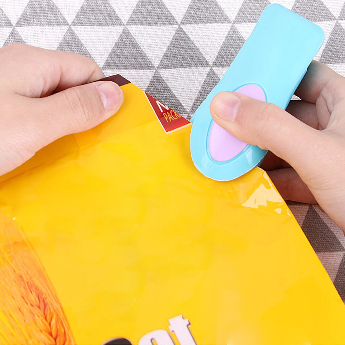 Mini Heat Sealer Home Heat Bag Plastic Food Snacks Bag Sealing Machine Food Packaging Kitchen Bag Clips Household Accessories
Mini Heat Sealer Home Heat Bag Plastic Food Snacks Bag Sealing Machine Food Packaging Kitchen Bag Clips Household Accessories