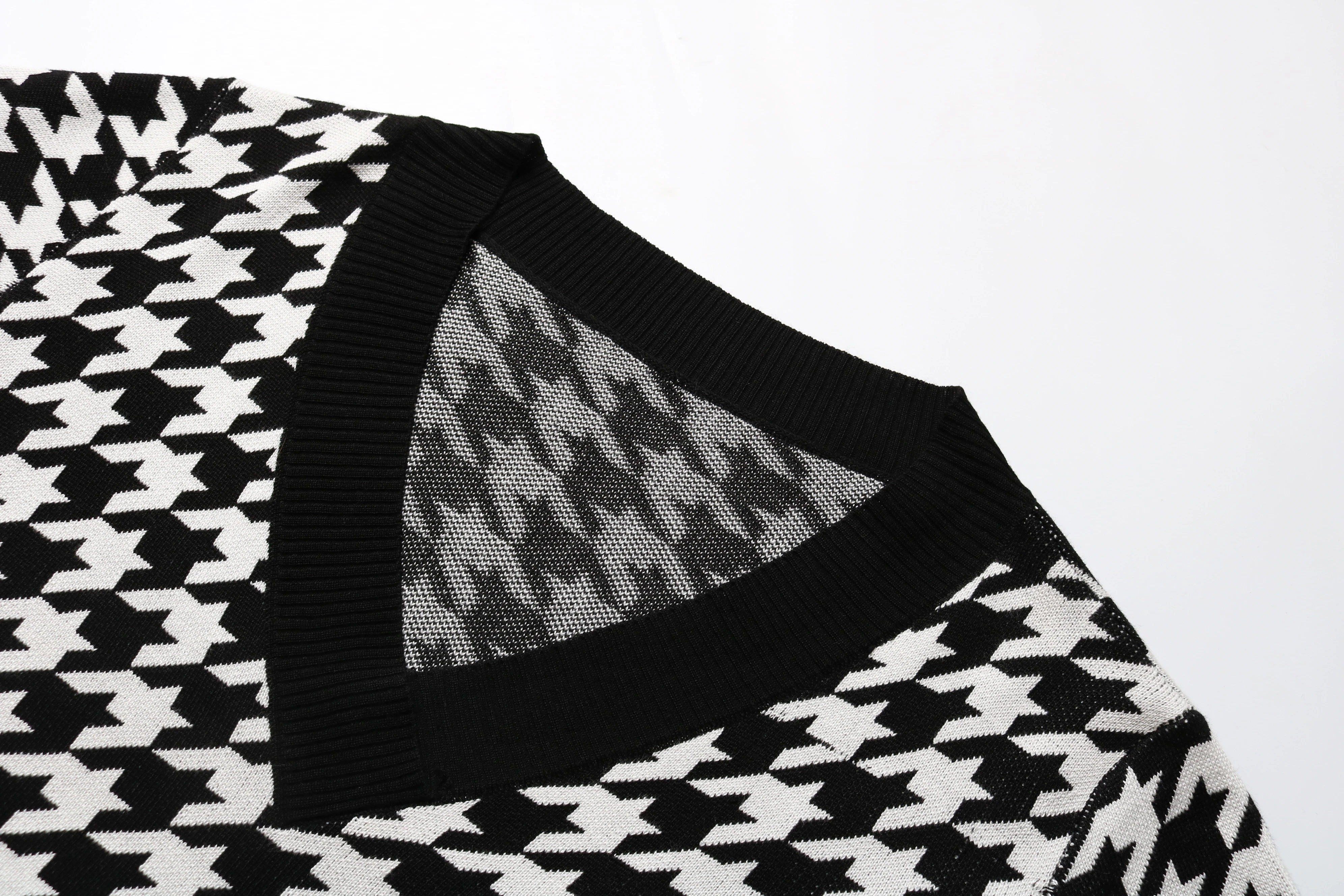 Women Geometric Black Knitted Sweater Women Casual Houndstooth Ladies Pullover Sweater Female 2020 Autumn Winter Retro Jumper
Women Geometric Black Knitted Sweater Women Casual Houndstooth Ladies Pullover Sweater Female 2020 Autumn Winter Retro Jumper