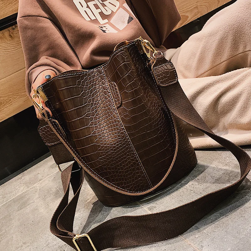 Fashion Women Bucket Shoulder Bag Female Crocodile Patterned Leather Crossbody Bags Large Capacity Wide Strap Tote Handbag Purse
Fashion Women Bucket Shoulder Bag Female Crocodile Patterned Leather Crossbody Bags Large Capacity Wide Strap Tote Handbag Purse