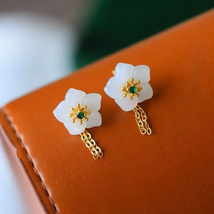Designer original new Hetian jade plum blossom tassel earrings fairy tale exquisite and elegant ladies silver jewelry
Designer original new Hetian jade plum blossom tassel earrings fairy tale exquisite and elegant ladies silver jewelry