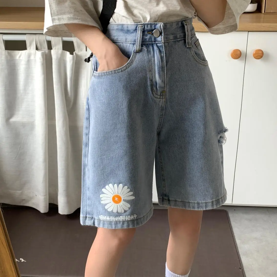 Daisy Print Summer Denim Jeans Shorts Women High Waist Wide Leg Short Pants Korean Pockets Straight Shorts Hole Ripped Z785
Daisy Print Summer Denim Jeans Shorts Women High Waist Wide Leg Short Pants Korean Pockets Straight Shorts Hole Ripped Z785