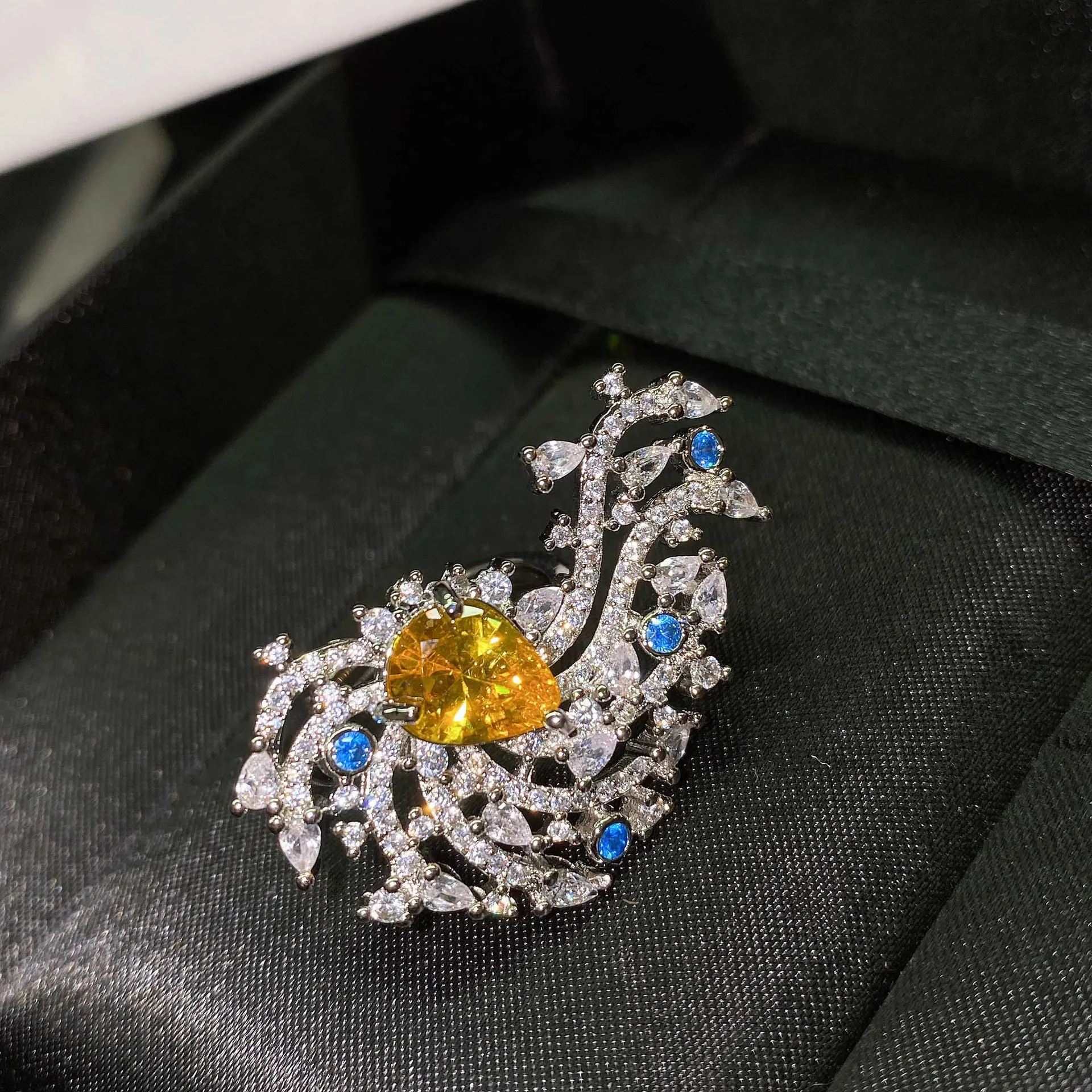 3 Colors European Style Geometric Lines Open Ring with Water Drop Blue Pink Yellow CZ 2021 New Top Women Jewelry Fashion Trend
3 Colors European Style Geometric Lines Open Ring with Water Drop Blue Pink Yellow CZ 2021 New Top Women Jewelry Fashion Trend