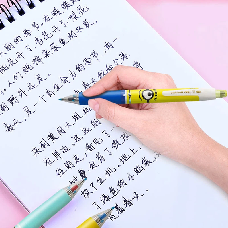 1Pcs UNI Limited Edition Minion Cartoon Gel Pen URE3-600 0.5mm Three-color Erasable Gel Pen Rotary Change Core Press Type
1Pcs UNI Limited Edition Minion Cartoon Gel Pen URE3-600 0.5mm Three-color Erasable Gel Pen Rotary Change Core Press Type