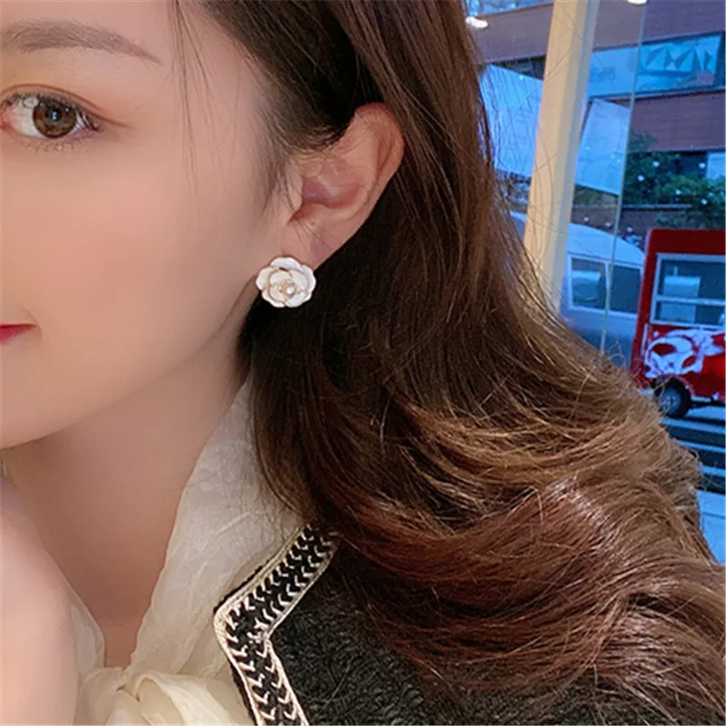TIMEONLY French Elegant Bling Rhinestones Camellia Earrings for Women Lady Gold Color Alloy Enamel Flower Stud Earrings Jewelry
TIMEONLY French Elegant Bling Rhinestones Camellia Earrings for Women Lady Gold Color Alloy Enamel Flower Stud Earrings Jewelry