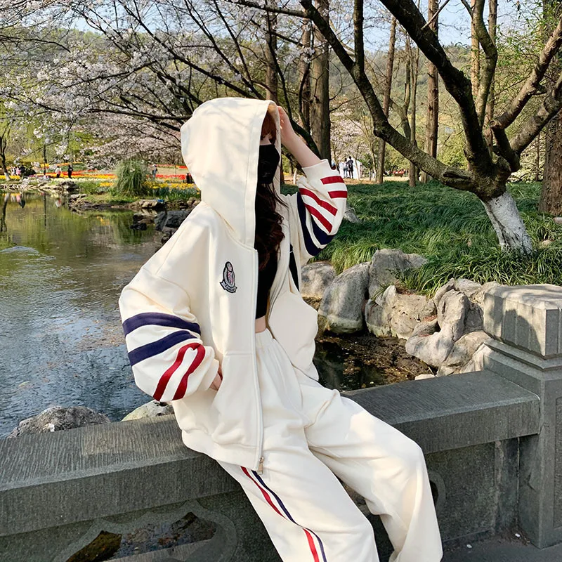 Sports women's Korean striped hooded white short sweater coat loose toe slacks two-piece tide.
Sports women's Korean striped hooded white short sweater coat loose toe slacks two-piece tide.