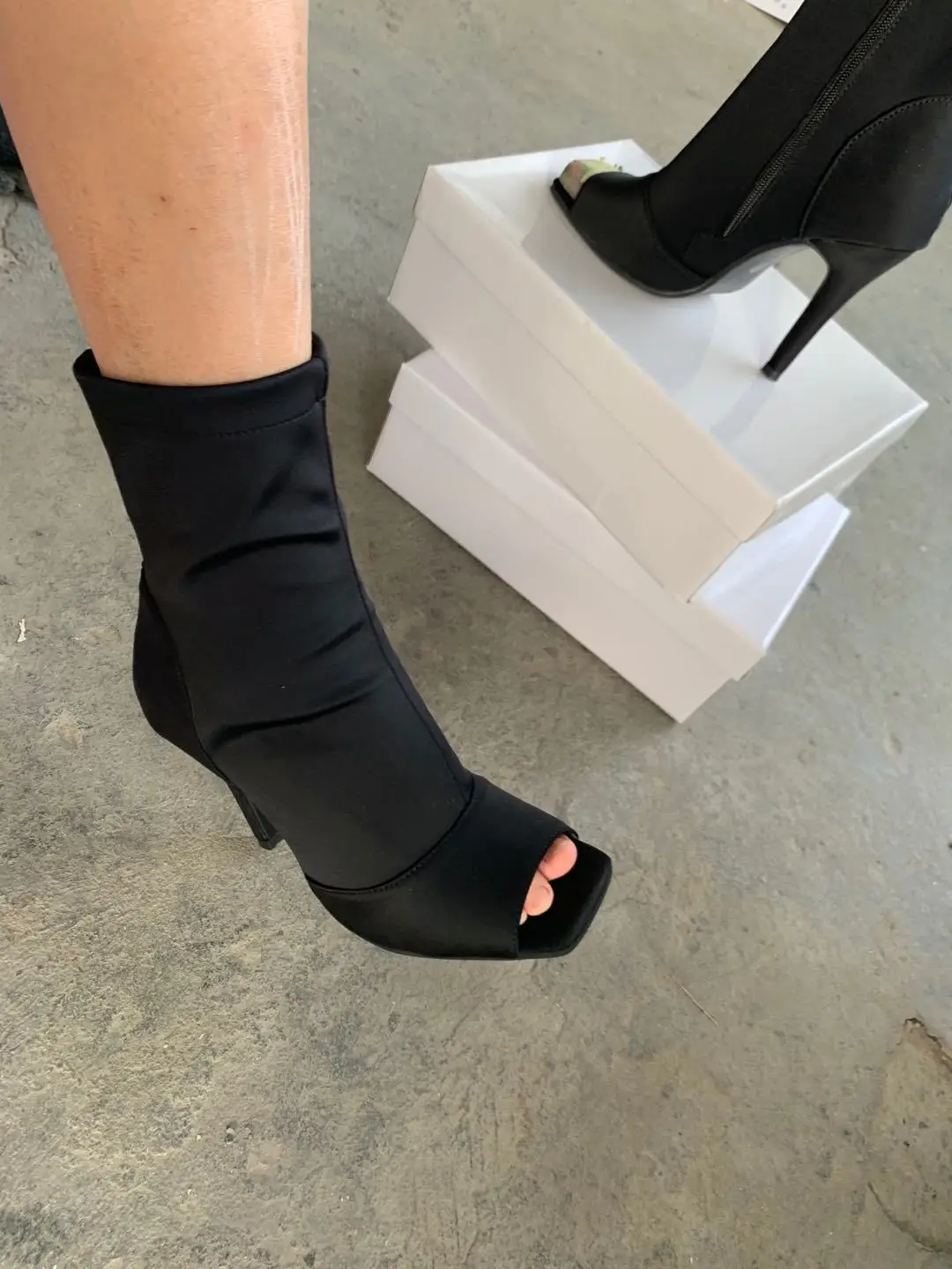 New large women's shoes solid color super high heel square head fashion single shoes women's high heels thin heels
New large women's shoes solid color super high heel square head fashion single shoes women's high heels thin heels