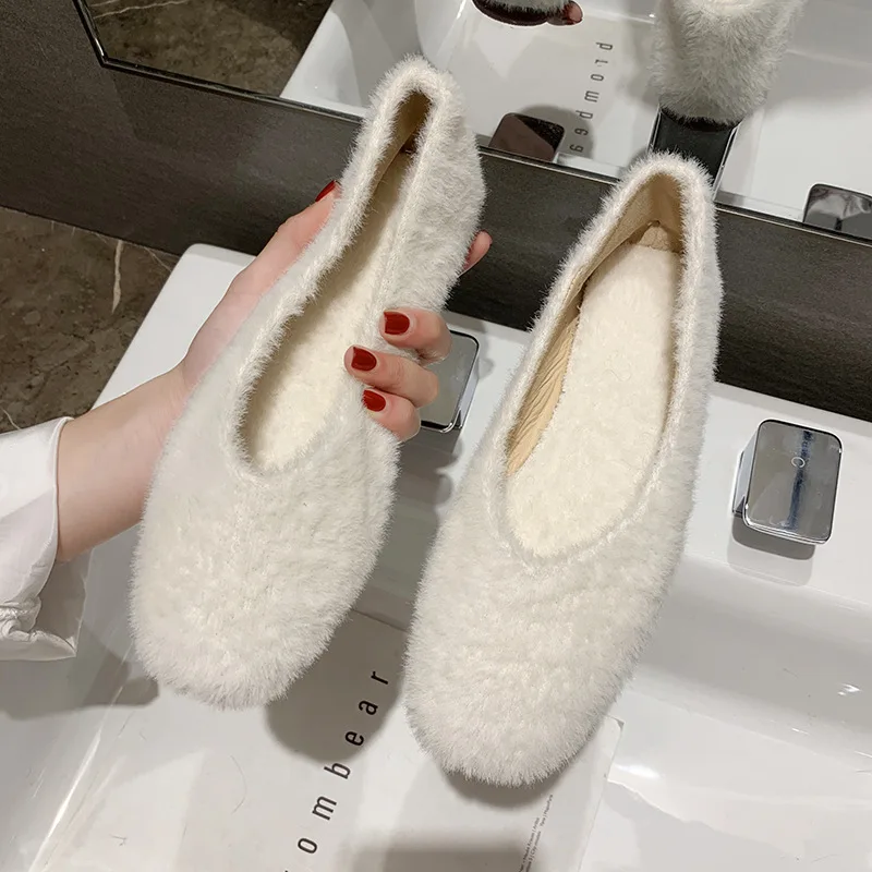 New Fashion Hand-Made Winter Women Flats Round Toe Feather Decor Ladies Shoes Autumn Winter Plush Fur Insole Warm Women Loafers
New Fashion Hand-Made Winter Women Flats Round Toe Feather Decor Ladies Shoes Autumn Winter Plush Fur Insole Warm Women Loafers