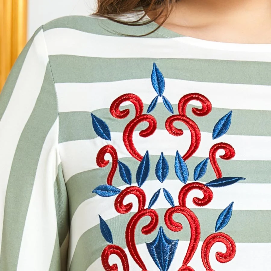 2021 Muslim Large Size Women's Dress Spliced Horn Ethnic Stripe Embroidery Leisure Muslim Long Skirt Arab Dress Abaya
2021 Muslim Large Size Women's Dress Spliced Horn Ethnic Stripe Embroidery Leisure Muslim Long Skirt Arab Dress Abaya