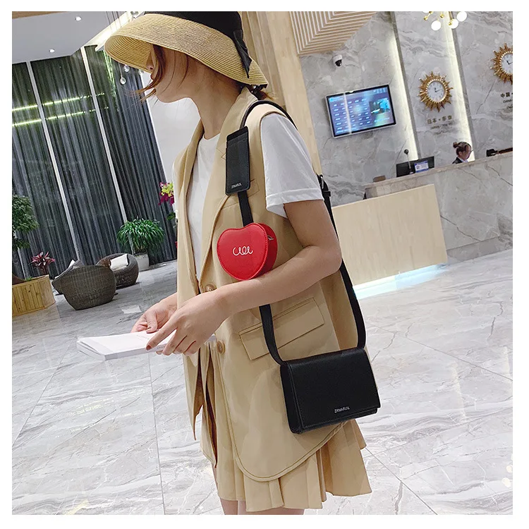 Cute personality design 2019 new single shoulder bag love combination oblique satchel
Cute personality design 2019 new single shoulder bag love combination oblique satchel