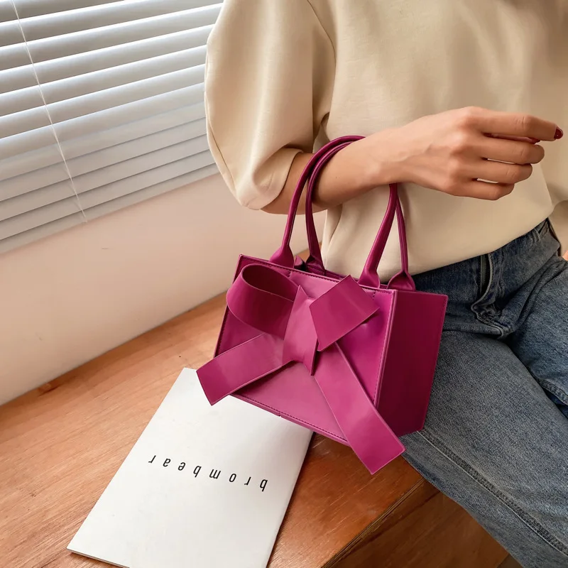 Luxury 2021 New Fashion One-shoulder Messenger Handbags High-end Designer Western Style Simple Bowknot Portable Small Square Bag
Luxury 2021 New Fashion One-shoulder Messenger Handbags High-end Designer Western Style Simple Bowknot Portable Small Square Bag