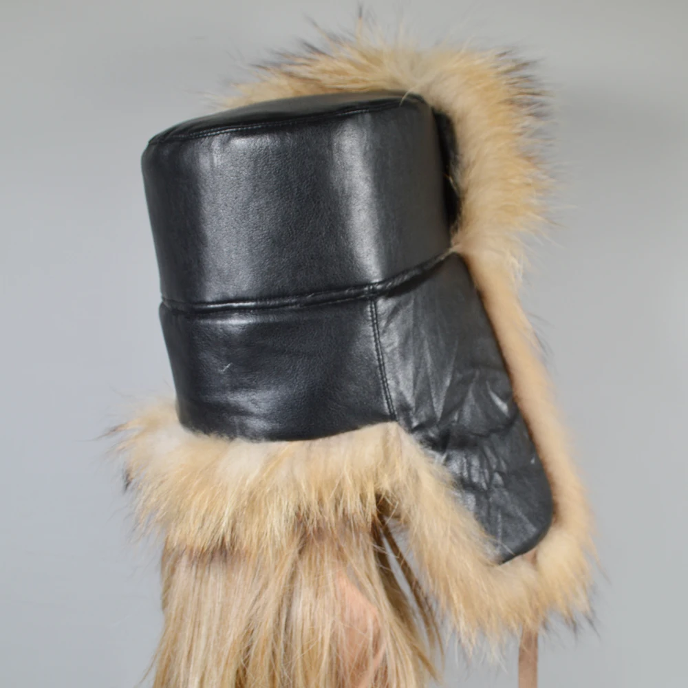 Женская уличная шапка-бомбер из натурального меха енота зимняя ветрозащитная