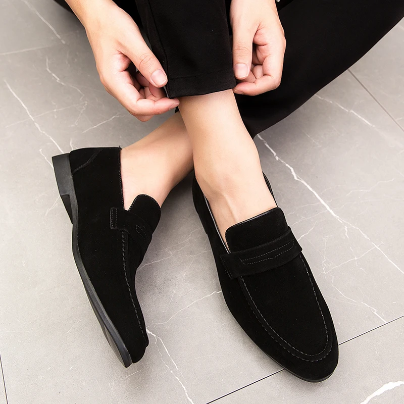 2021 New Loafers Men Dress Shoes Suede Leather Luxury Fashion Wedding Shoes Men Luxury italian style Oxford Shoes Big Size 46
2021 New Loafers Men Dress Shoes Suede Leather Luxury Fashion Wedding Shoes Men Luxury italian style Oxford Shoes Big Size 46