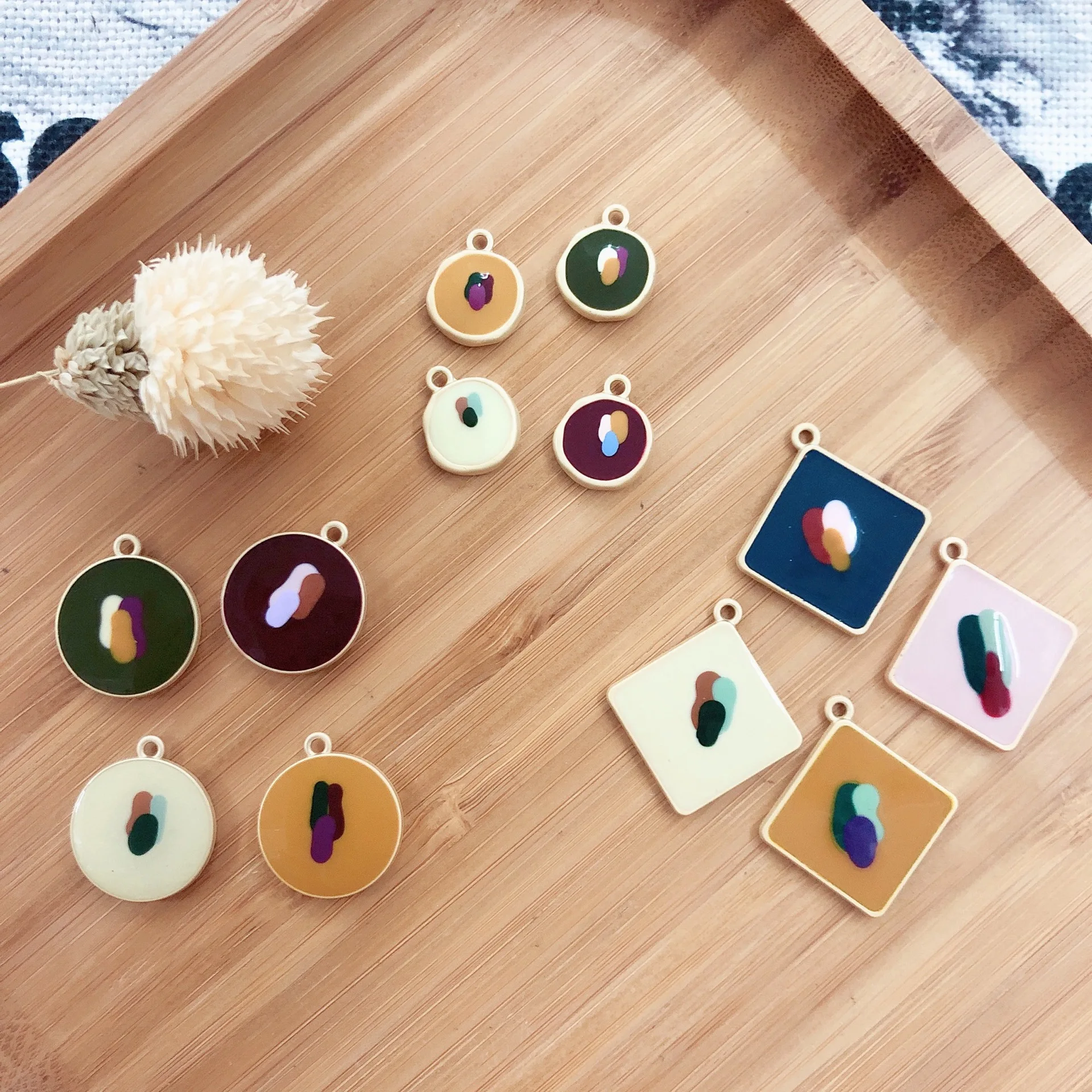 20pcs/lot Colorful Contrast graffiti Charms Pendant Enamel Metal Small Charms Necklace Bracelet DIY Jewelry Making Accessories
20pcs/lot Colorful Contrast graffiti Charms Pendant Enamel Metal Small Charms Necklace Bracelet DIY Jewelry Making Accessories