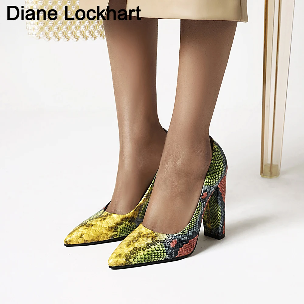 

Женские туфли-лодочки со змеиным принтом, заостренный носок, без застежки, высокий каблук, разноцветные Вечерние туфли на толстом каблуке