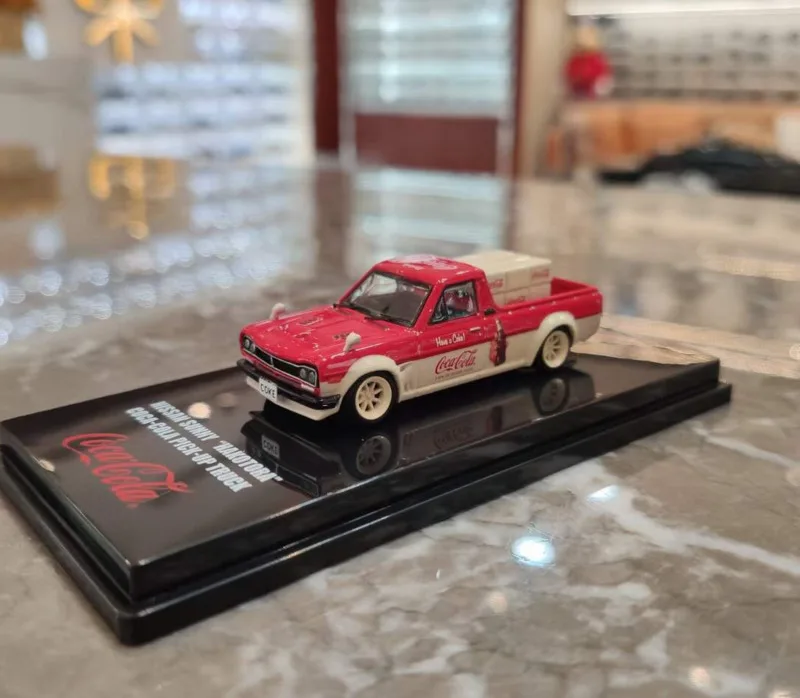 1/64 картина из кока-колы, ПИКАП Nissan, литье под давлением, модель автомобиля, коллекционные украшения, демонстрационные подарки, детские игруш...
1/64 картина из кока-колы, ПИКАП Nissan, литье под давлением, модель автомобиля, коллекционные украшения, демонстрационные подарки, детские игруш...