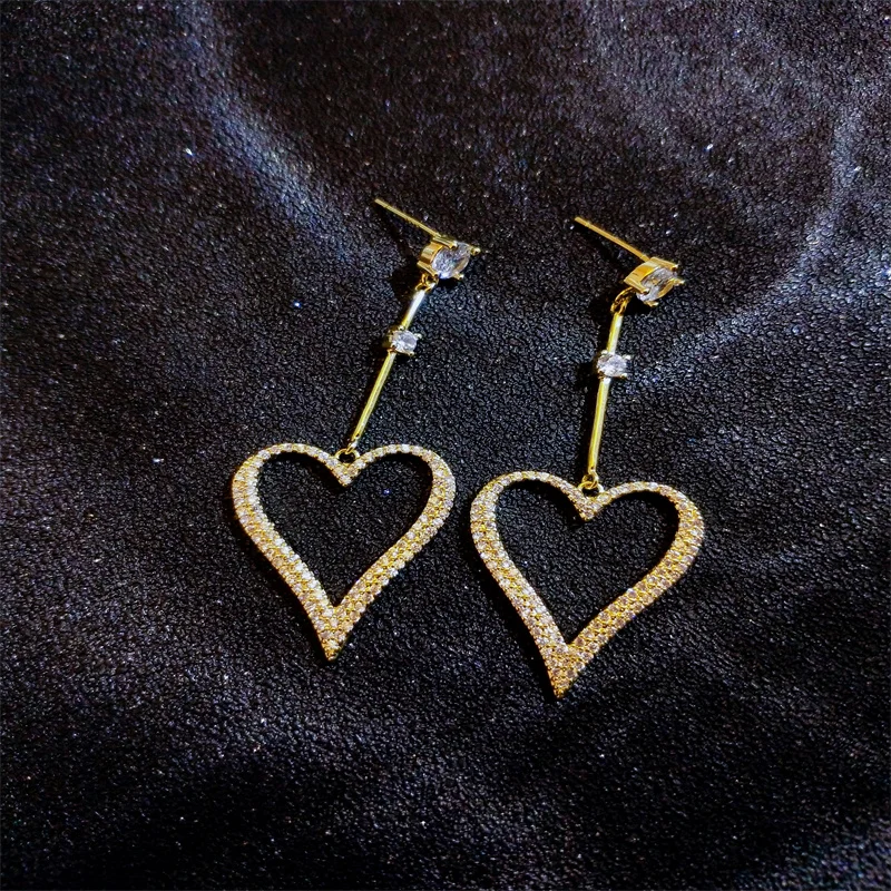 Simple Golden Alloy Hollow Out Heart Stud Earrings with Dazzling Crystal Graceful Women Love Silvery Girls Long Lovely Jewelry
Simple Golden Alloy Hollow Out Heart Stud Earrings with Dazzling Crystal Graceful Women Love Silvery Girls Long Lovely Jewelry