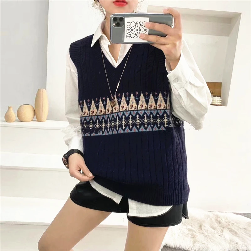 2020 New Vintage Striped Vest Korean V Neck Sleeveless Women Argyle Sweater Vest Geometrical Print Vest Thick Autumn Winter Vest
2020 New Vintage Striped Vest Korean V Neck Sleeveless Women Argyle Sweater Vest Geometrical Print Vest Thick Autumn Winter Vest