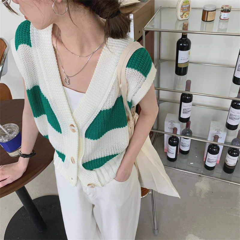 Kimotimo Striped Sweater Vest Women Korean Fashion V-neck Single Breasted Sleeveless Cardigan 2021 Fall New All-match Waistcoat 
Kimotimo Striped Sweater Vest Women Korean Fashion V-neck Single Breasted Sleeveless Cardigan 2021 Fall New All-match Waistcoat