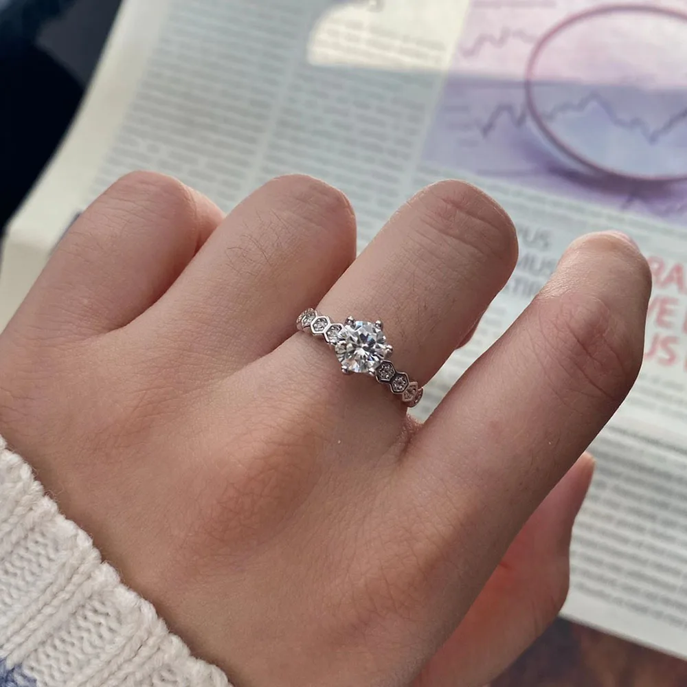 2021 New Charms 100% 925 Real silver Honeycomb Ring for Women Simulate Moissanite Lab Diamonds Wedding Engagement Ring Gift
2021 New Charms 100% 925 Real silver Honeycomb Ring for Women Simulate Moissanite Lab Diamonds Wedding Engagement Ring Gift