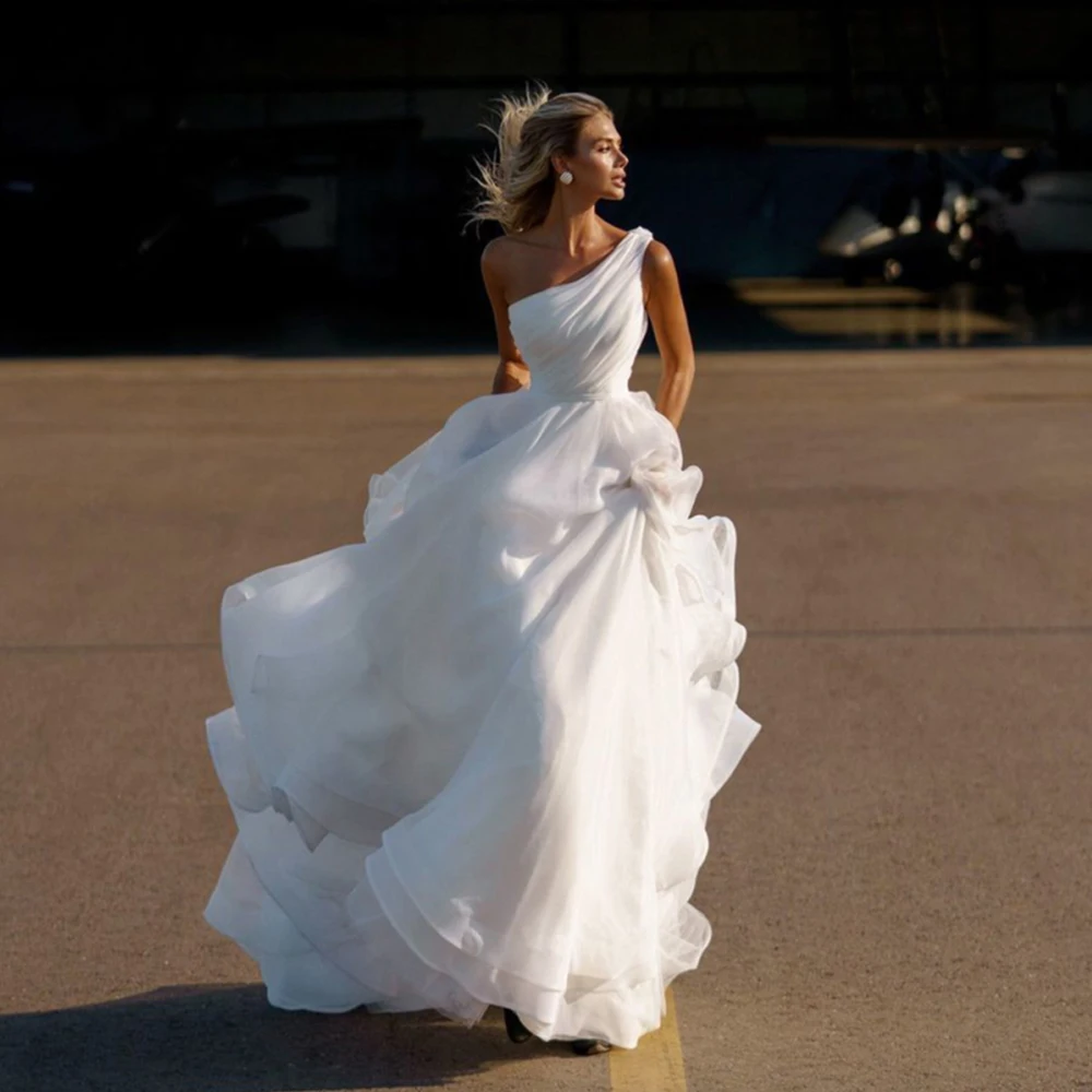 Simple White Wedding Dress A-Line One Shoulder Long Straps Pleating Court Train Bridal Gowns 2021 Vestidos De Noivas
Simple White Wedding Dress A-Line One Shoulder Long Straps Pleating Court Train Bridal Gowns 2021 Vestidos De Noivas