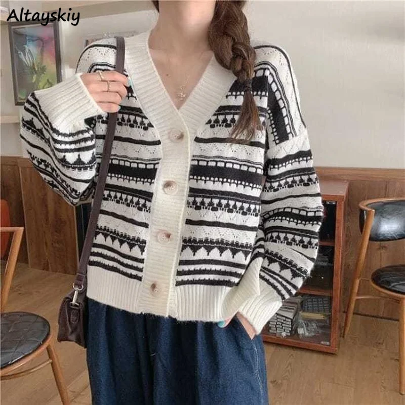 Cardigans Women Stitching Sweaters V-neck Loose Retro Glutinous Stretchy Knitted Tops Female Autumn Elegant Cardigan Feminines
Cardigans Women Stitching Sweaters V-neck Loose Retro Glutinous Stretchy Knitted Tops Female Autumn Elegant Cardigan Feminines