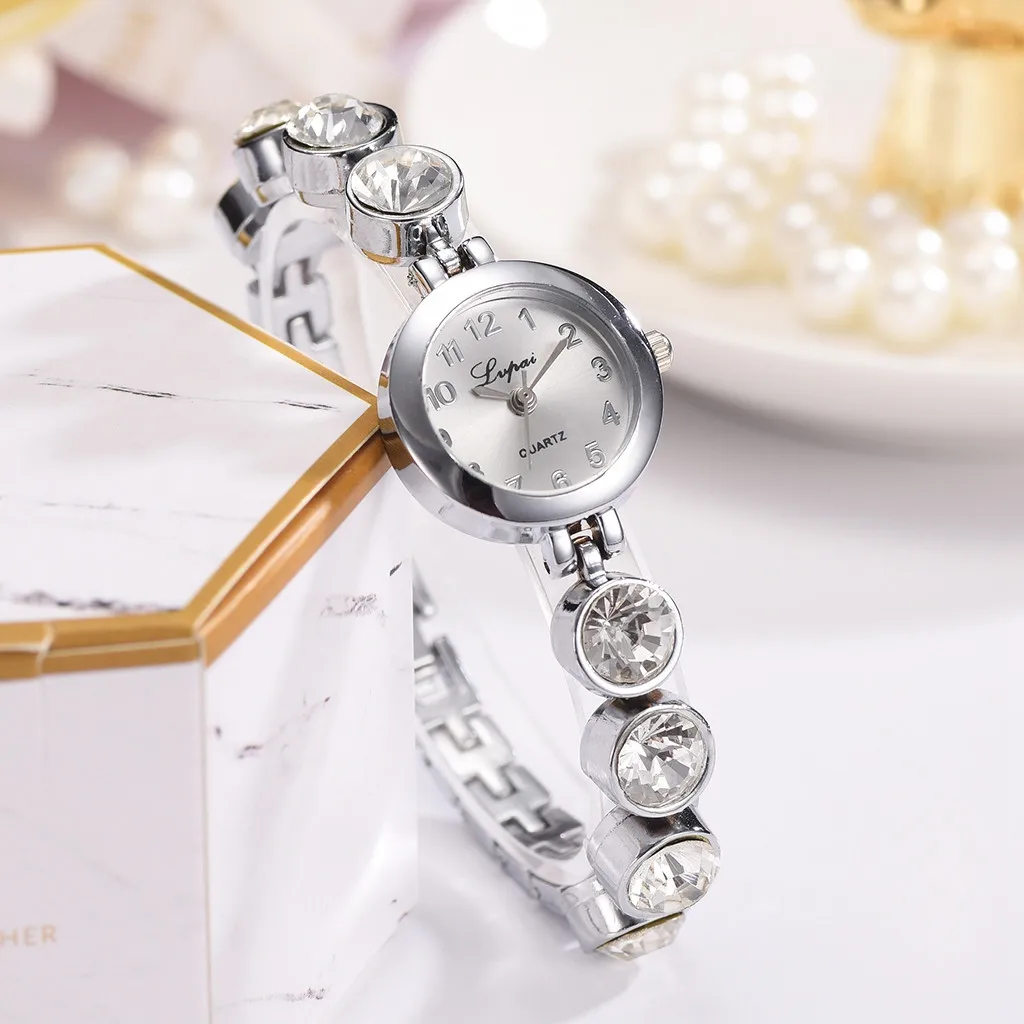 woman watches Steel Band Watch Diamond Watch Bracelet Set Fashion Simple Steel Band Watch Full Diamond Bracelet 40* שעוני נשים
woman watches Steel Band Watch Diamond Watch Bracelet Set Fashion Simple Steel Band Watch Full Diamond Bracelet 40* שעוני נשים