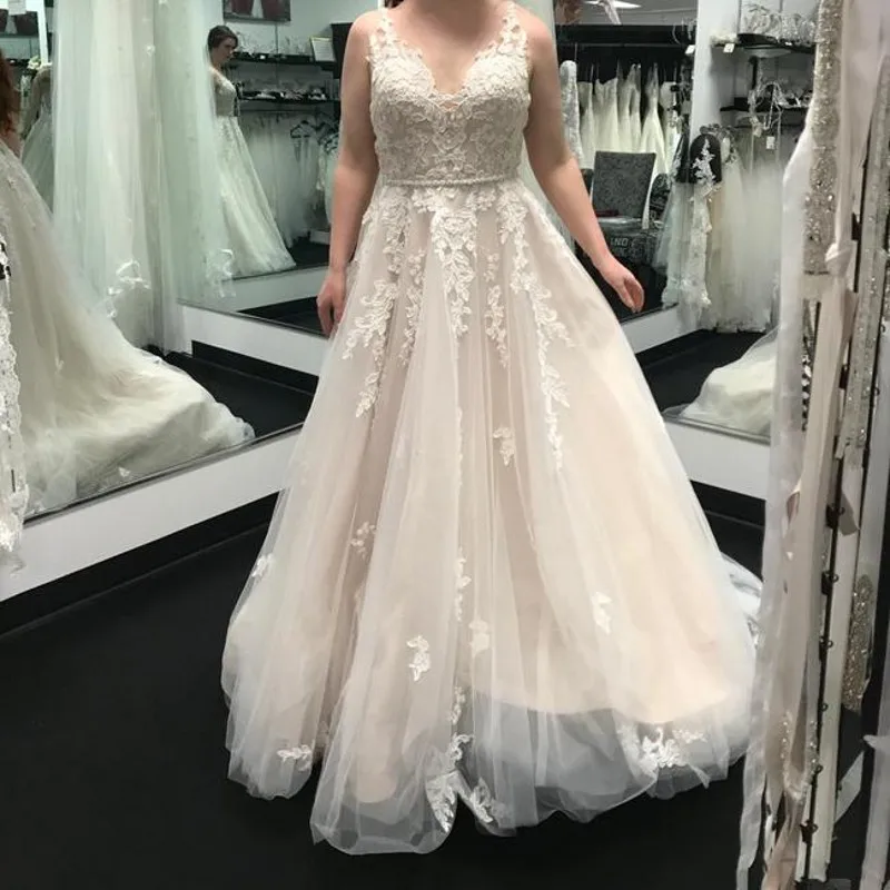 Plus Size Wedding Dress A Line with Train Lace Wedding Gowns for Bridal 2021 Button Back Sleeveless V Neck Robe Mariee
Plus Size Wedding Dress A Line with Train Lace Wedding Gowns for Bridal 2021 Button Back Sleeveless V Neck Robe Mariee