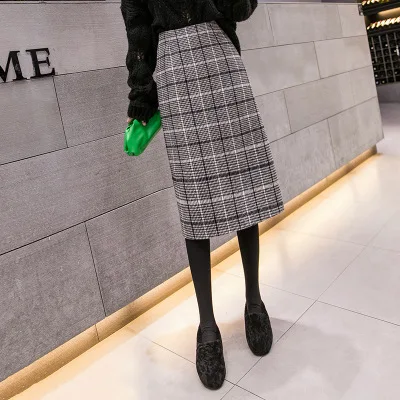 Woolen plaid half length skirt mid length women's autumn and winter new temperament winter skirt with sweater in winter
Woolen plaid half length skirt mid length women's autumn and winter new temperament winter skirt with sweater in winter