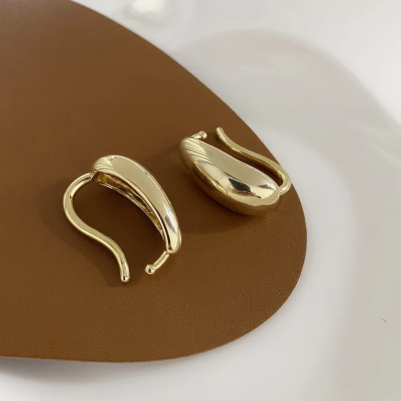 Толстые позолоченные серьги-гвоздики овальной формы для женщин
Толстые позолоченные серьги-гвоздики овальной формы для женщин