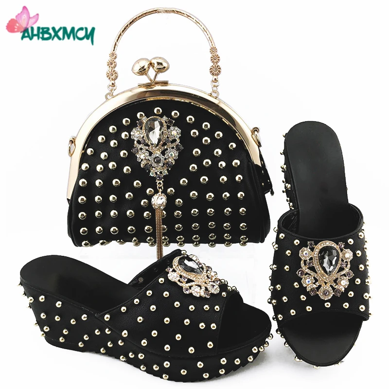 2020 Autumn New Arrivals Italian Women Shoes and Bag in Black Color with River Nigerian Ladies High Quality Wedges Slipper
2020 Autumn New Arrivals Italian Women Shoes and Bag in Black Color with River Nigerian Ladies High Quality Wedges Slipper