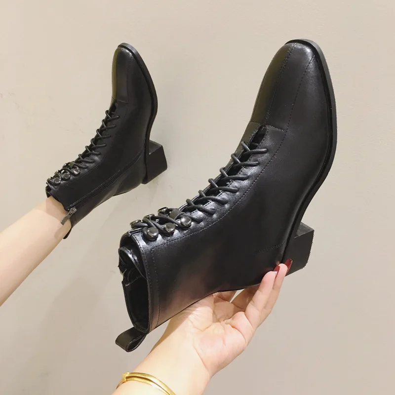 Женские короткие ботинки на высоком каблуке Новинка Осень-зима 2020 модные Универсальные ботинки мартинсы на шнуровке с заклепками
Женские короткие ботинки на высоком каблуке Новинка Осень-зима 2020 модные Универсальные ботинки мартинсы на шнуровке с заклепками