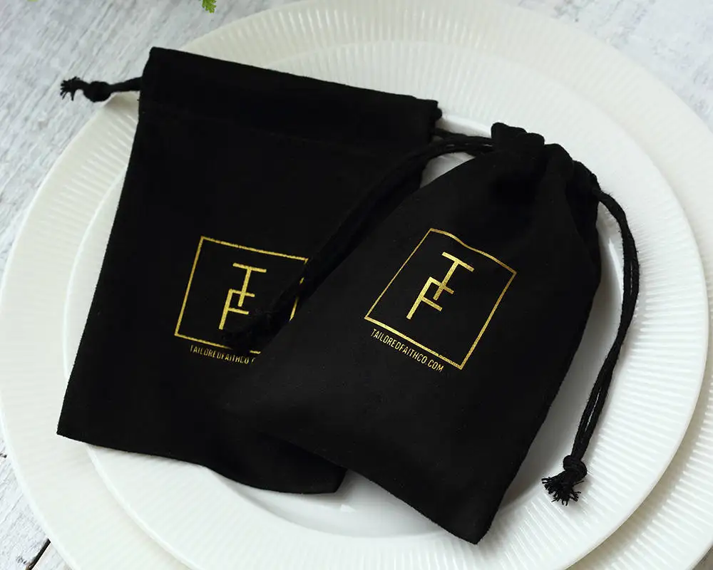 50pcs Black Flannel Jewellry Gift Bags Personalized Logo Jewelry Packaging Chic Drawstring Pouches for Wedding Party Decoration
50pcs Black Flannel Jewellry Gift Bags Personalized Logo Jewelry Packaging Chic Drawstring Pouches for Wedding Party Decoration