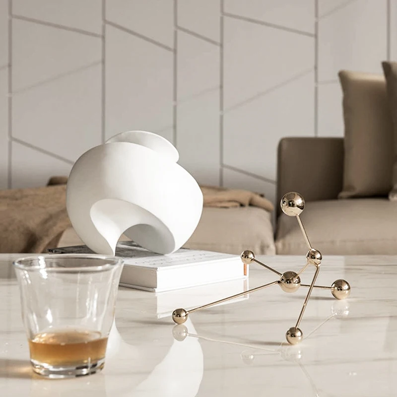 Украшение из смолы, вращающееся сверху, особой формы, белого и черного цветов 
Украшение из смолы, вращающееся сверху, особой формы, белого и черного цветов