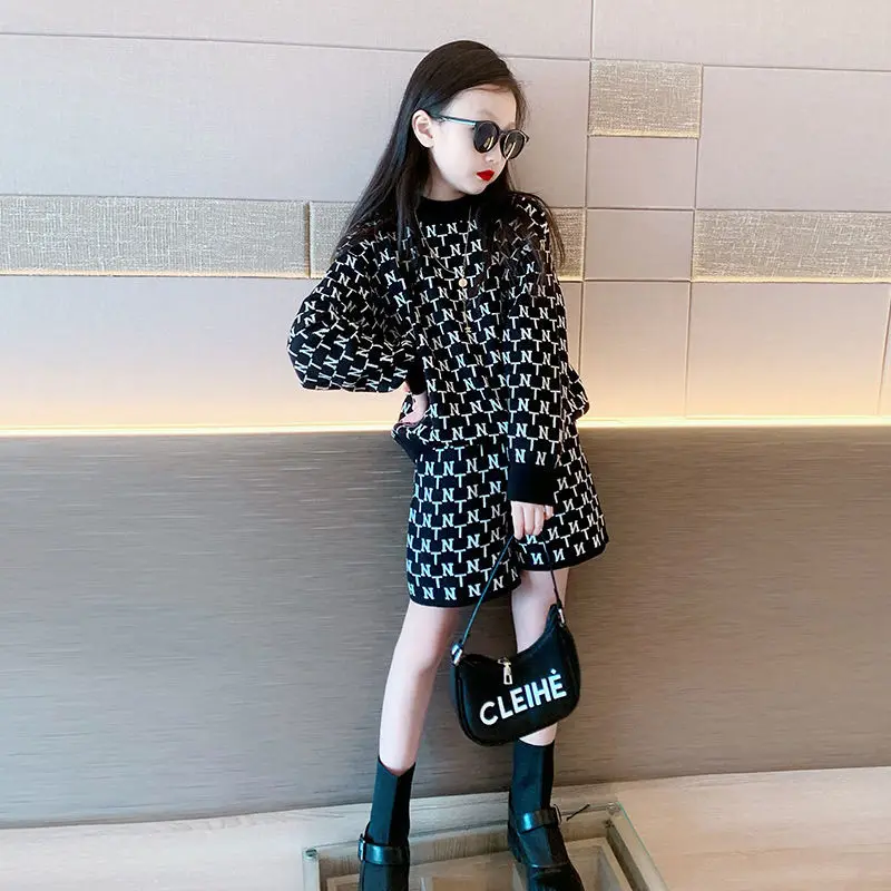 Girl's Autumn and Winter Suit Korean Version of The Big Children's Long Sleeved Round Neck Top and Shorts Two Piece Suit
Girl's Autumn and Winter Suit Korean Version of The Big Children's Long Sleeved Round Neck Top and Shorts Two Piece Suit