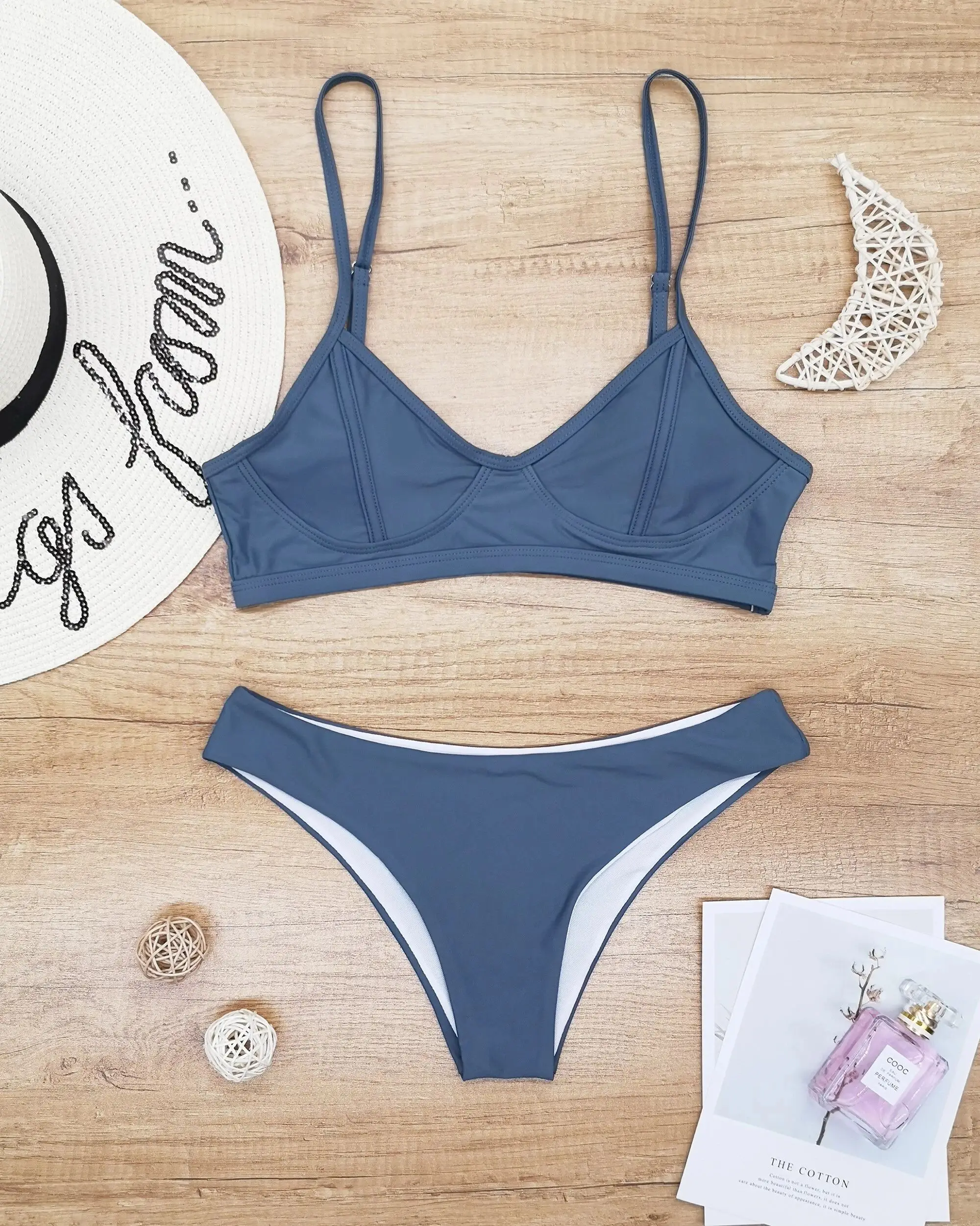 Sexy Thong Bikini Set 2021 Summer New Female Swimwear Beachwear Solid Color Halter Bikini
Sexy Thong Bikini Set 2021 Summer New Female Swimwear Beachwear Solid Color Halter Bikini