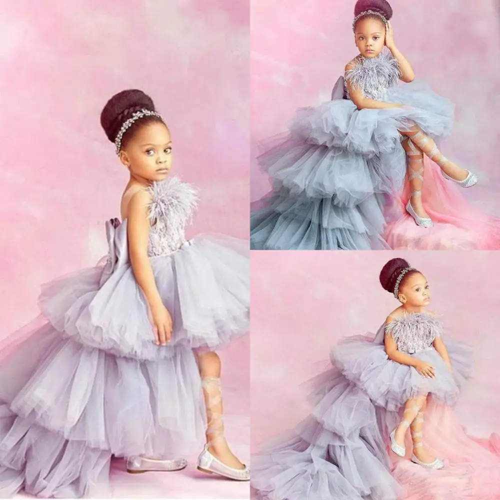 2021 High Low Flower Girl Dresses For Wedding Lace Appliqued Tiered Skirts Little Girls Pageant Dress Feather Communion Dresses
2021 High Low Flower Girl Dresses For Wedding Lace Appliqued Tiered Skirts Little Girls Pageant Dress Feather Communion Dresses