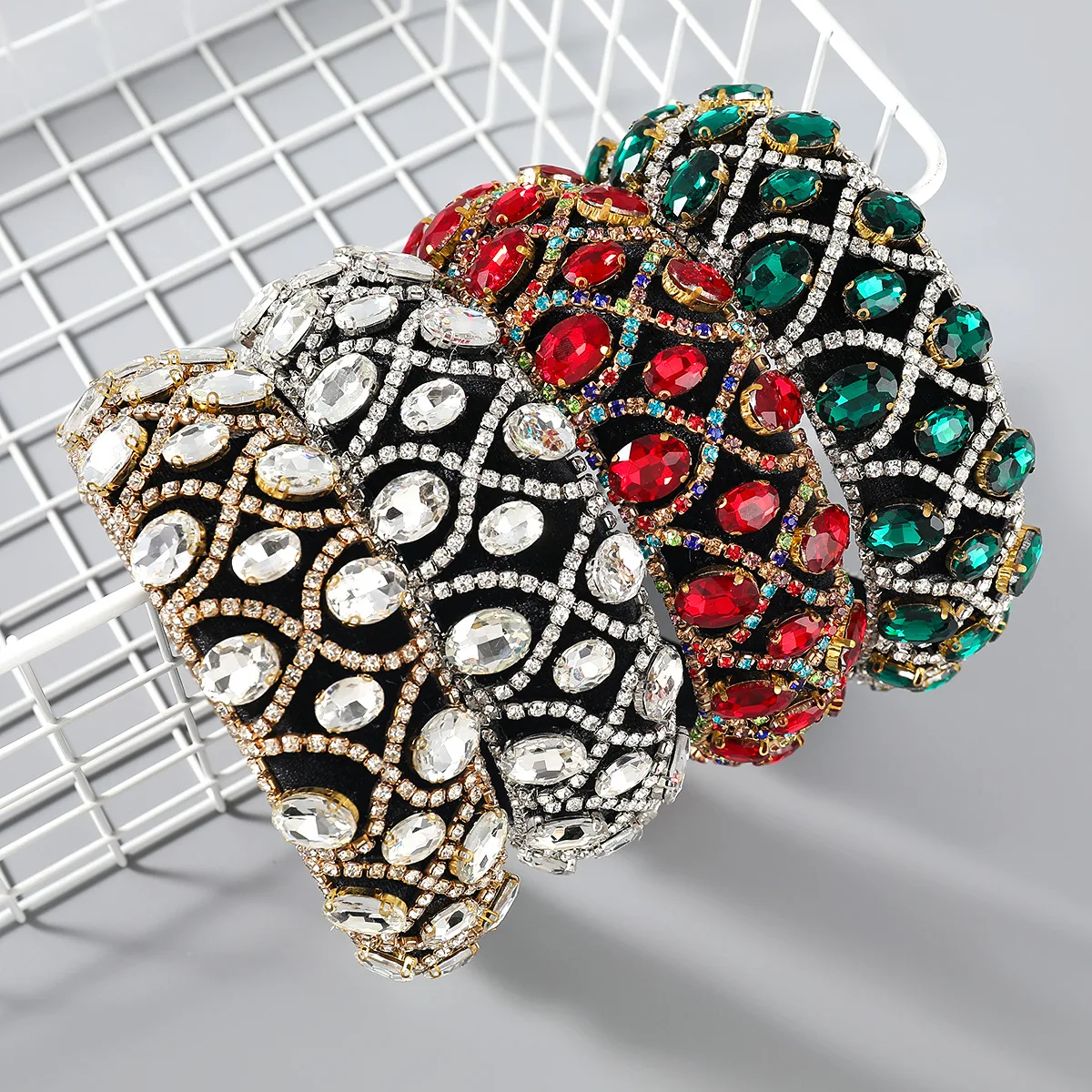 Fashion Metal Gold Velvet Rhinestone Glass Headband Women's Retro Shiny Wide-brimmed Sponge Headband Campus Party Accessories
Fashion Metal Gold Velvet Rhinestone Glass Headband Women's Retro Shiny Wide-brimmed Sponge Headband Campus Party Accessories