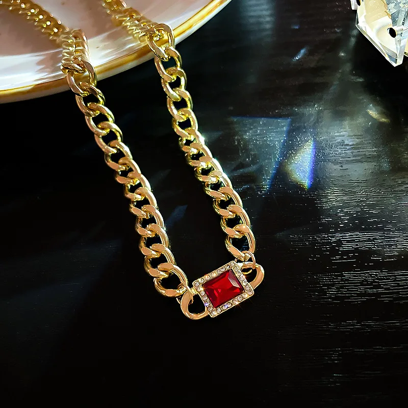 Fashion Exaggerated Metal Chain Crystal Pendant Trendy Women's Necklace Retro Charm Women's Clavicle Chain Necklace Women
Fashion Exaggerated Metal Chain Crystal Pendant Trendy Women's Necklace Retro Charm Women's Clavicle Chain Necklace Women