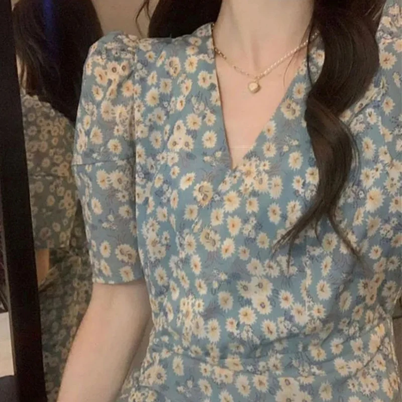 Elegant Sexy Small Daisy Print Side Split V-neck Dresses For Women 2021 Vintage Half Sleeve Midi Dress Korean Style Ruched Dress
Elegant Sexy Small Daisy Print Side Split V-neck Dresses For Women 2021 Vintage Half Sleeve Midi Dress Korean Style Ruched Dress