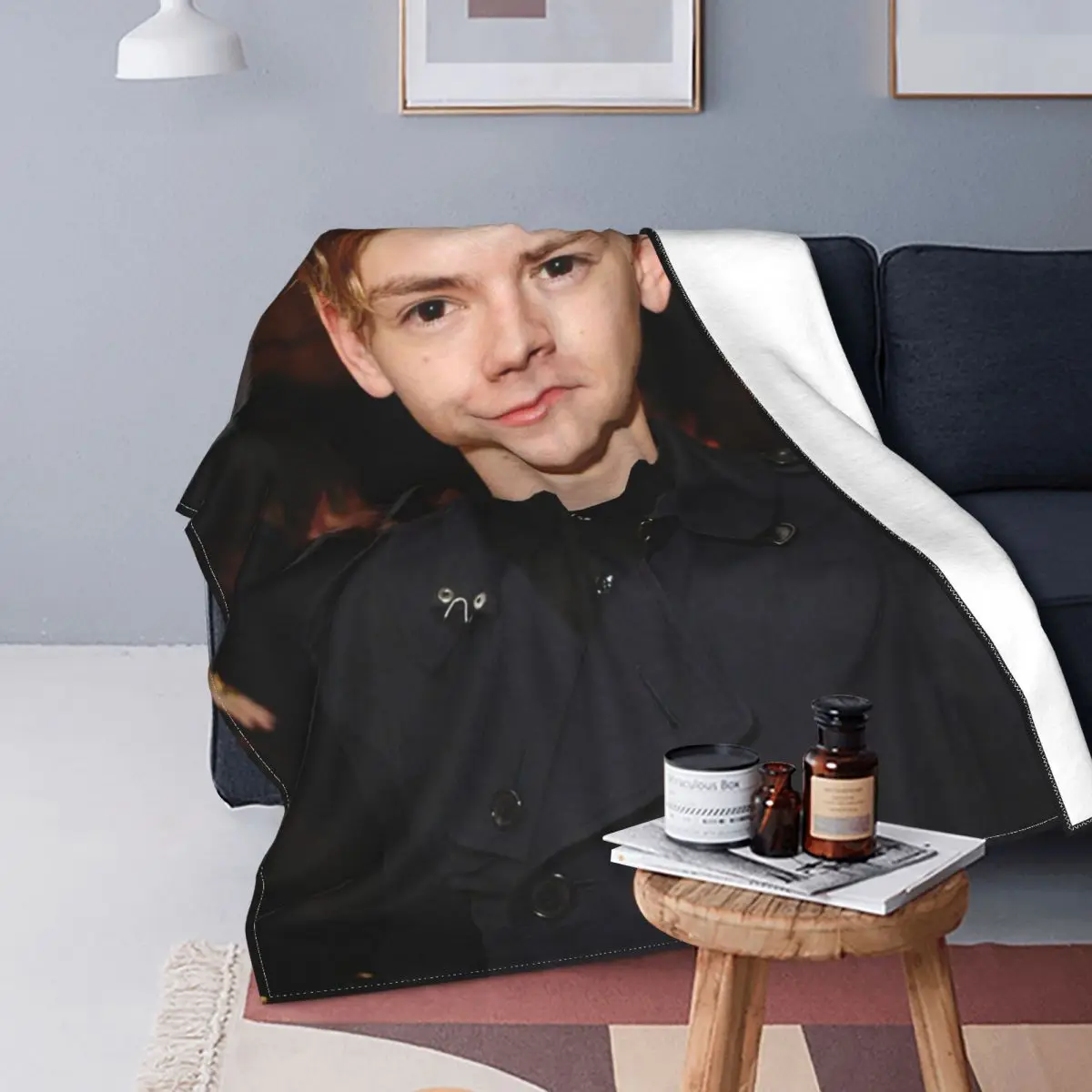 Manta de franela para el verano de Thomas Sangster, mantas transpirables cálidas para sofá, ropa de cama de oficina
Manta de franela para el verano de Thomas Sangster, mantas transpirables cálidas para sofá, ropa de cama de oficina