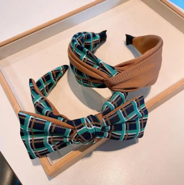 Korean retro ins British plaid style green personality design bow hairpin girl chic hairband
Korean retro ins British plaid style green personality design bow hairpin girl chic hairband