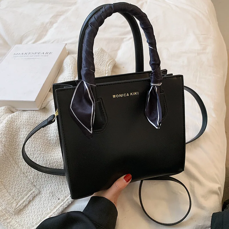 European and American Ladies Handbag Fashion Silk Scarf Small Square Bag Shoulder Bag 2021 New Summer Messenger Female Bag
European and American Ladies Handbag Fashion Silk Scarf Small Square Bag Shoulder Bag 2021 New Summer Messenger Female Bag