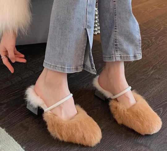 Autumn new baotou half slippers outside women wear round head thick with leopard high with plush slippers
Autumn new baotou half slippers outside women wear round head thick with leopard high with plush slippers