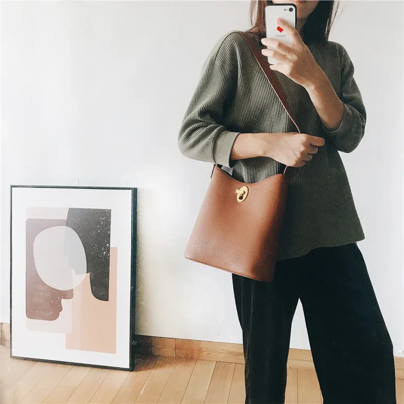 Luxury Handbags Women Bags Designer 2021 Designer Bags Bucket Bag Leather Fashion Portable Messenger Large-capacity Female Bag
Luxury Handbags Women Bags Designer 2021 Designer Bags Bucket Bag Leather Fashion Portable Messenger Large-capacity Female Bag