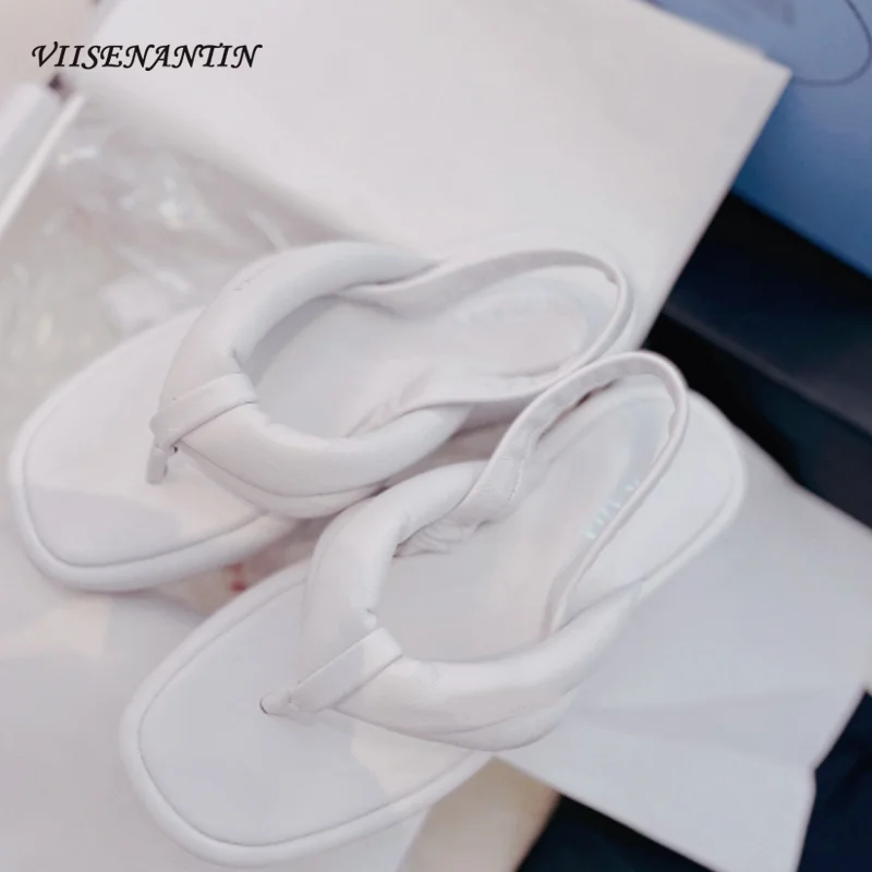 Summer new triangle logo flip-flop platform sandals female black and white leather heightened sandals and slippers
Summer new triangle logo flip-flop platform sandals female black and white leather heightened sandals and slippers