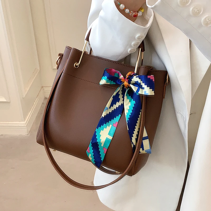 Маленькая роскошная дизайнерская сумка-тоут из искусственной кожи для женщин 2021 фирменный дизайнерский шелковый шарф сумка через плечо
Маленькая роскошная дизайнерская сумка-тоут из искусственной кожи для женщин 2021 фирменный дизайнерский шелковый шарф сумка через плечо