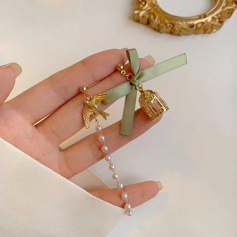 S925 needle New Asymmetrical Green Bow Earrings Hot Sale Golden Color Bird Small Beads Drop Earrings For Women Party Gifts
S925 needle New Asymmetrical Green Bow Earrings Hot Sale Golden Color Bird Small Beads Drop Earrings For Women Party Gifts