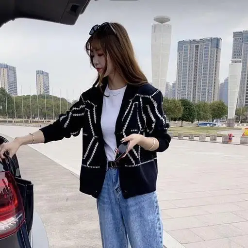 2021 black and white diamond check cardigan loose jacket retro early spring new women's sweater T-shirt
2021 black and white diamond check cardigan loose jacket retro early spring new women's sweater T-shirt