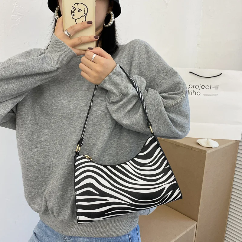Women Vintage Fashion Casual Designer Hnadbag Bolsas Female 2021 New Summer Cheap Animal Print Zipper Shoulder Armpit Bag
Women Vintage Fashion Casual Designer Hnadbag Bolsas Female 2021 New Summer Cheap Animal Print Zipper Shoulder Armpit Bag