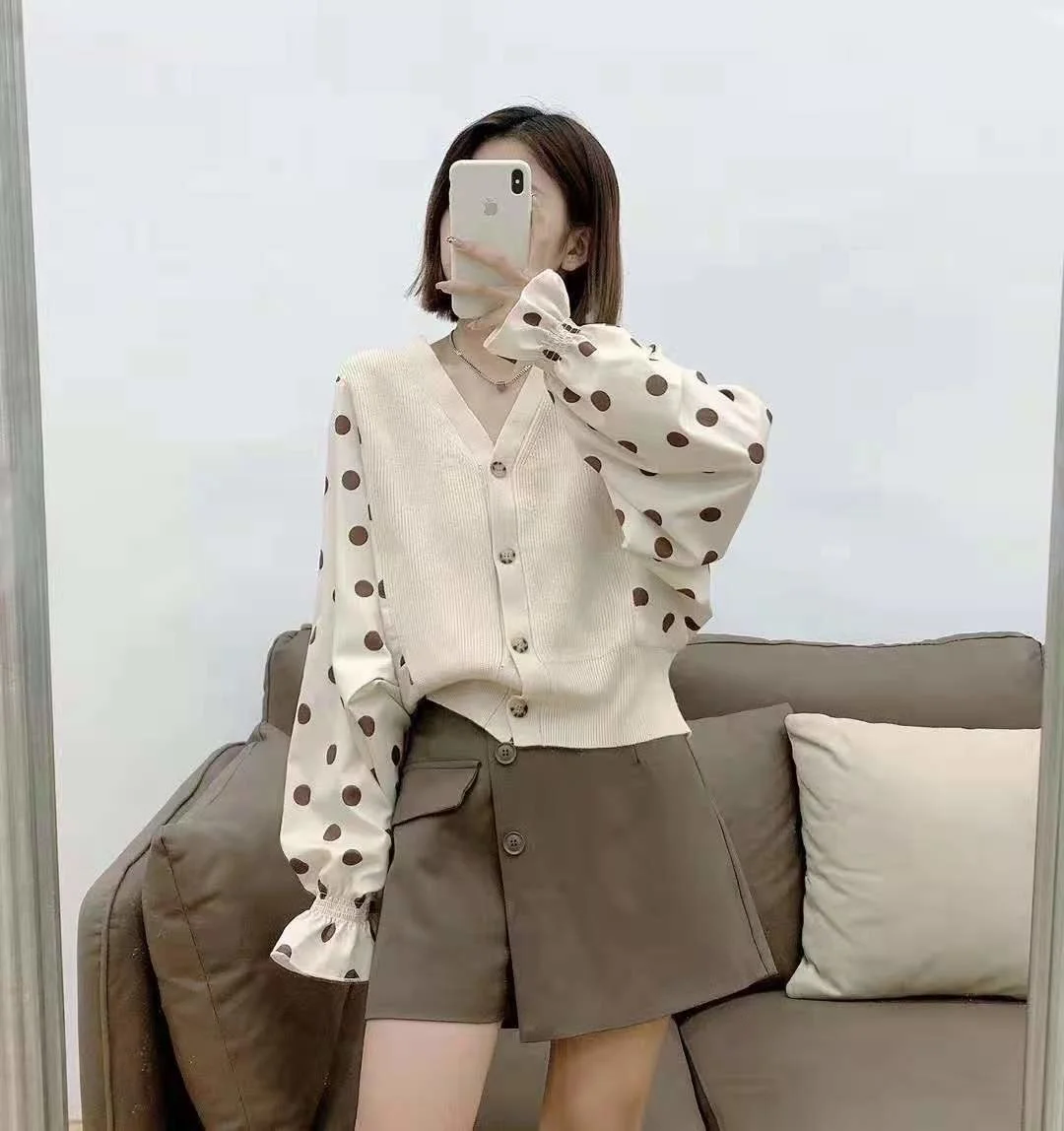 V-neck Sweater European Station 2021 Early Autumn New Design Sense Niche Knitted Stitching Shirt Fake Two-Piece Top for Women
V-neck Sweater European Station 2021 Early Autumn New Design Sense Niche Knitted Stitching Shirt Fake Two-Piece Top for Women